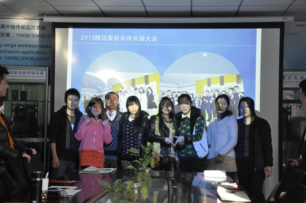 技術(shù)、后臺等員工的全家福