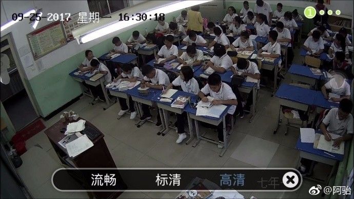 教室里安裝攝像頭供家長(zhǎng)監(jiān)控，求學(xué)生的心理陰影面積！