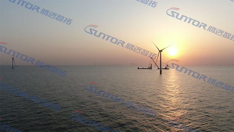 騰遠智拓拍攝的夕陽下的海上發(fā)電場景