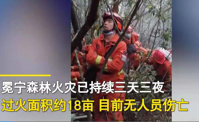 滅火后勞累的消費(fèi)人員因太累站在睡著