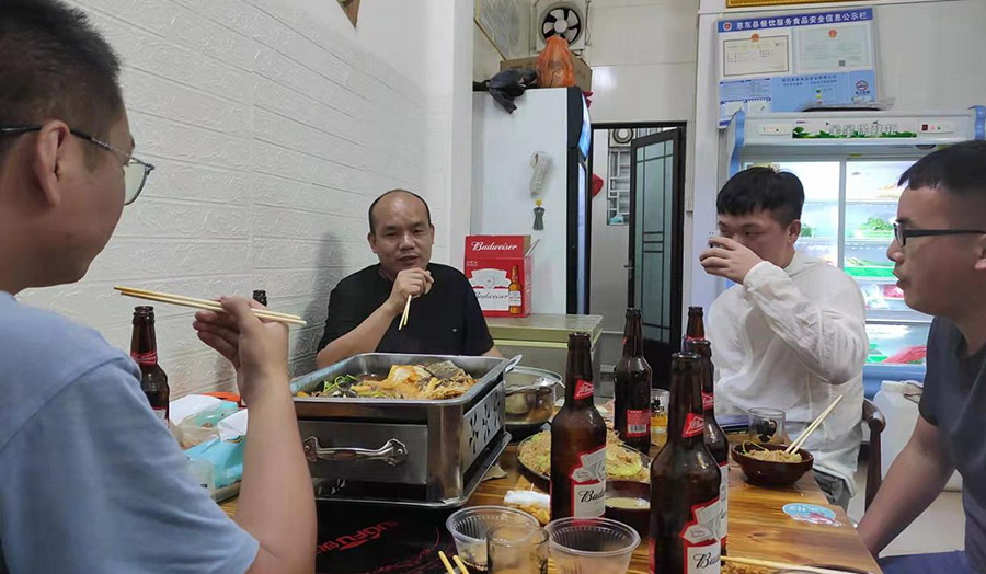 聚餐的騰遠智拓技術(shù)人員